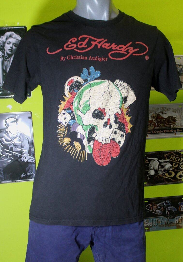 Camiseta estilo Ed Hardy de Christian Audigier  talla M muy buen estado color negro con detalles típicos de este diseñador