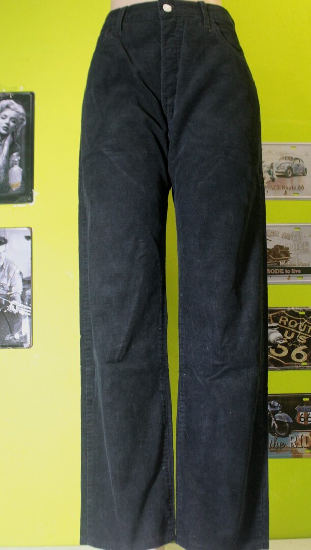 VENDIDO-   Pantalones Levis 551  W36  L 36 color negro de Pana  muy buen estado